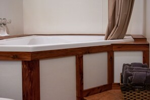 Duschwanne, Whirlpool, Haartrockner, Handtücher