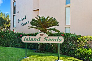 Señal de 'Island Sands' con el número '150' y una palmera al frente.