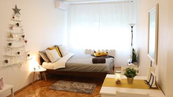 Tabla de planchar con plancha, wifi gratis y ropa de cama