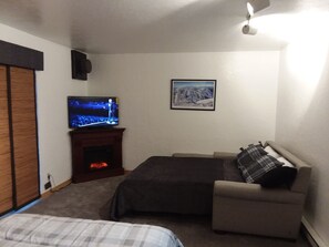 In-room safe, iron/ironing board, WiFi, bed sheets