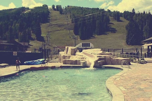 Condo sleeps 4 at a budget price. Only 200 yards from 6 person chairlift!