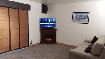 Älytelevisio, takka, DVD-soitin, pöytäjalkapallopöytä