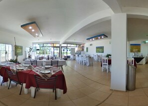 Breakfast, lunch and dinner served - Sol y Luna (Los Molles)