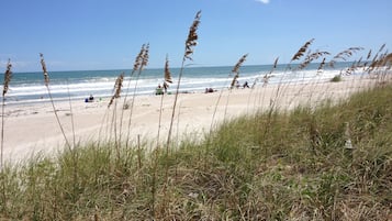 Perto da praia, espreguiçadeiras, toalhas de praia