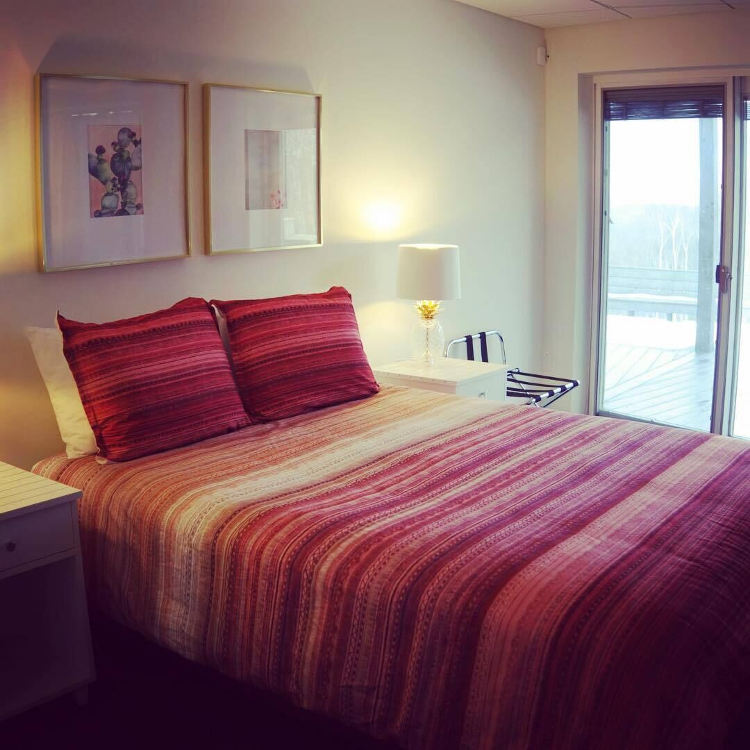 Tranquil, Modern Retreat with Distant Mountain Views, Sauna, Wood Stove