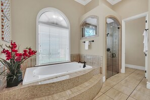 Combined shower/tub, hair dryer, towels, soap - Beautiful 6 Bedroom House In Reunion Resort And Spa (Kissimmee)