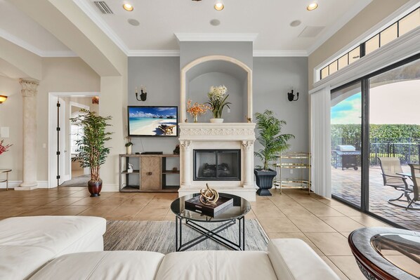 スマートテレビ、暖炉、テレビゲーム、DVD プレーヤー