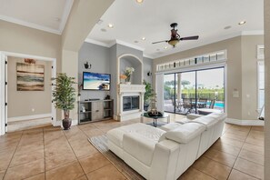 スマートテレビ、暖炉、テレビゲーム、DVD プレーヤー