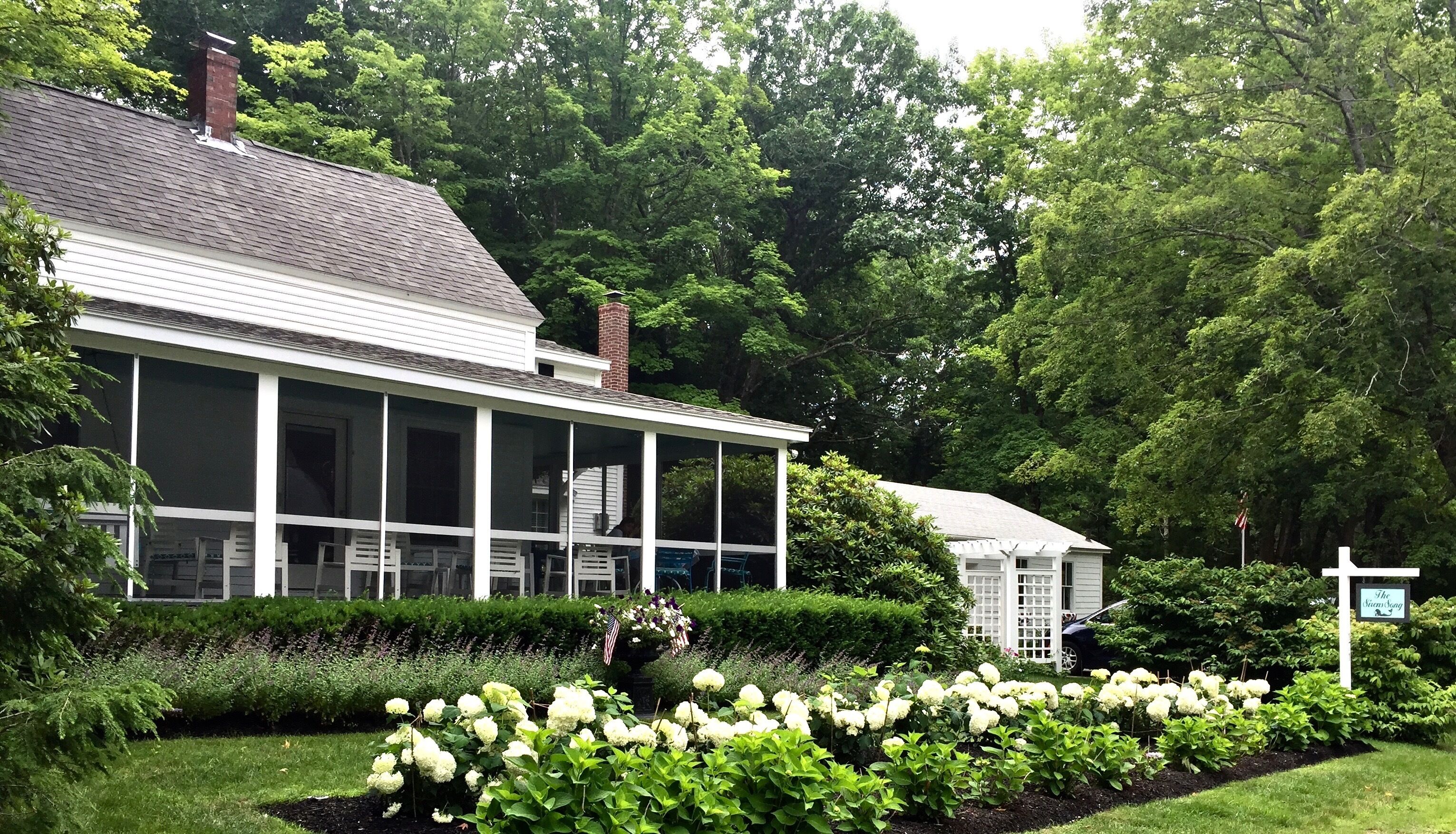 THE SIRENS SONG: RECENTLY RENOVATED UPSCALE FARMHOUSE - WALK TO TOWN & BEACH!