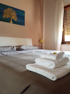 1 slaapkamer, een strijkplank/strijkijzer, wifi, beddengoed