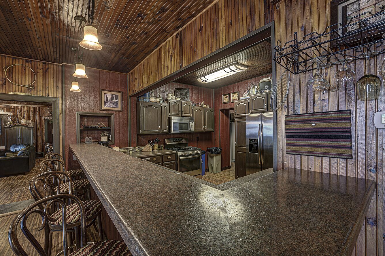 BIG ST GERMAIN LAKE WATERFRONT BEACH HOUSE WITH BAR