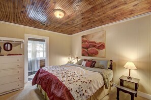 8 bedrooms, iron/ironing board, free WiFi, bed sheets