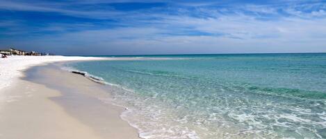 Plage, chaises longues