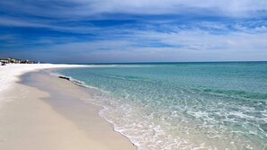 Sulla spiaggia, lettini da mare