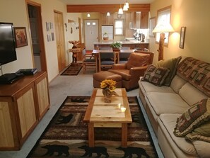 Smart TV, caminetto, lettore DVD, libri