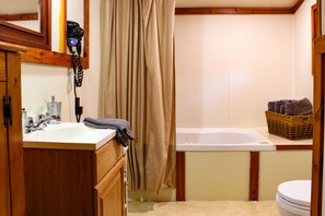 Combined shower/bathtub, jetted bath, hair dryer, towels
