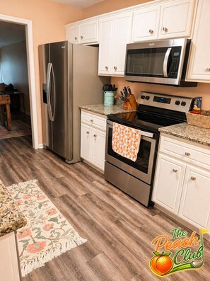 Fridge, microwave, oven, stovetop - The Peach Club - Across from the Augusta National (Augusta)
