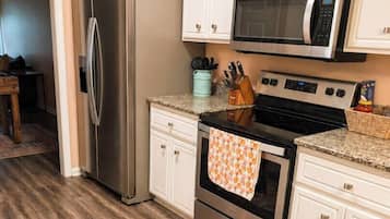 Coffee/tea maker, fridge, microwave, oven
