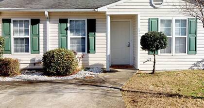 Luxury condo, sleeps 6, close to shopping and entertainment, SUPER safe area