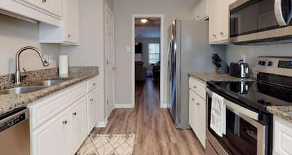 Luxury condo, sleeps 6, close to shopping and entertainment, SUPER safe area
