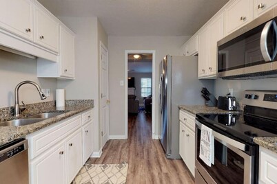 Luxury condo, sleeps 6, close to shopping and entertainment, SUPER safe area