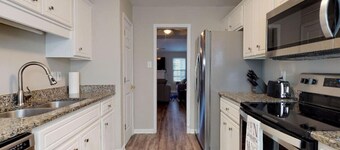 Luxury condo, sleeps 6, close to shopping and entertainment, SUPER safe area