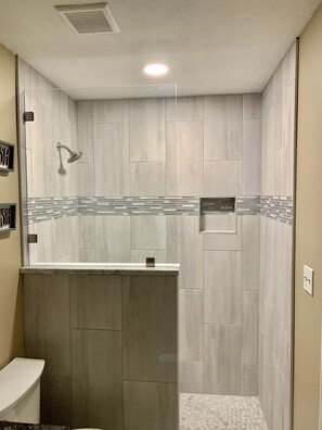 Badewanne, Haartrockner, Handtücher, Toilettenpapier