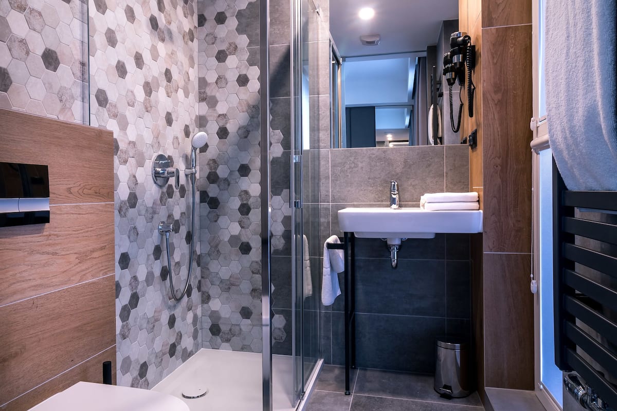 classic single room, 1 single bed, non smoking | bathroom | shower, rainfall showerhead, hair dryer, towels