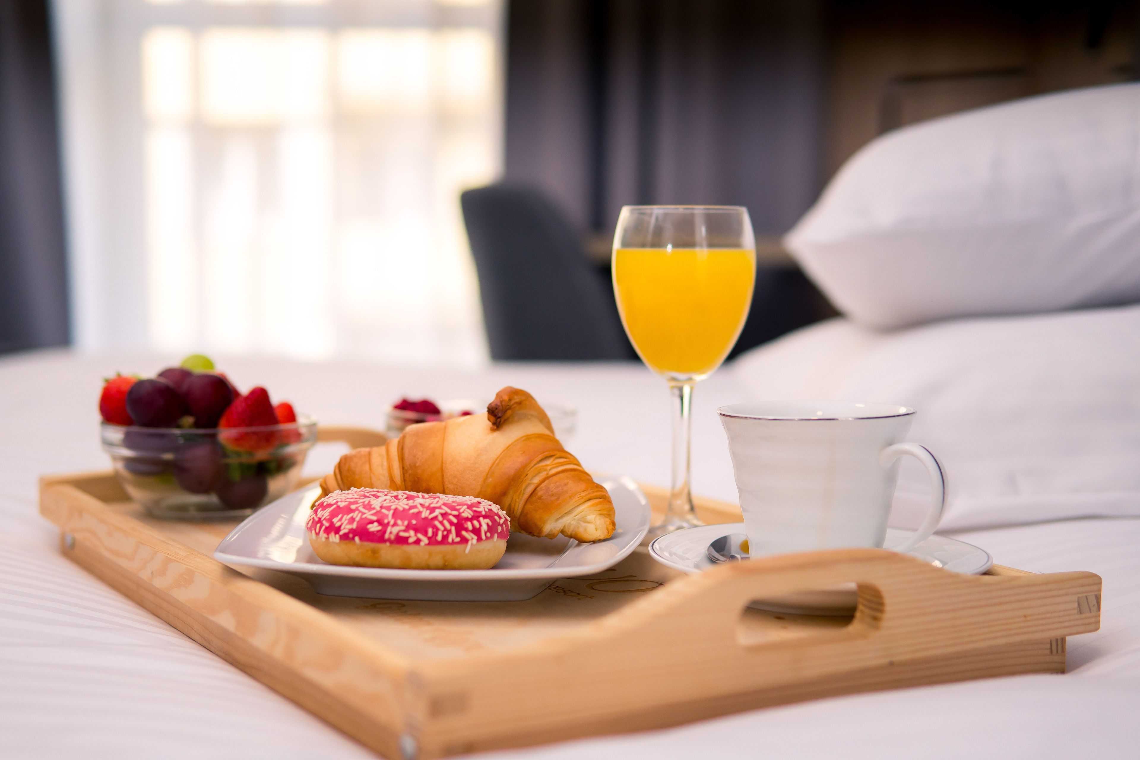 classic single room, 1 single bed, non smoking | living area | flat-screen tv