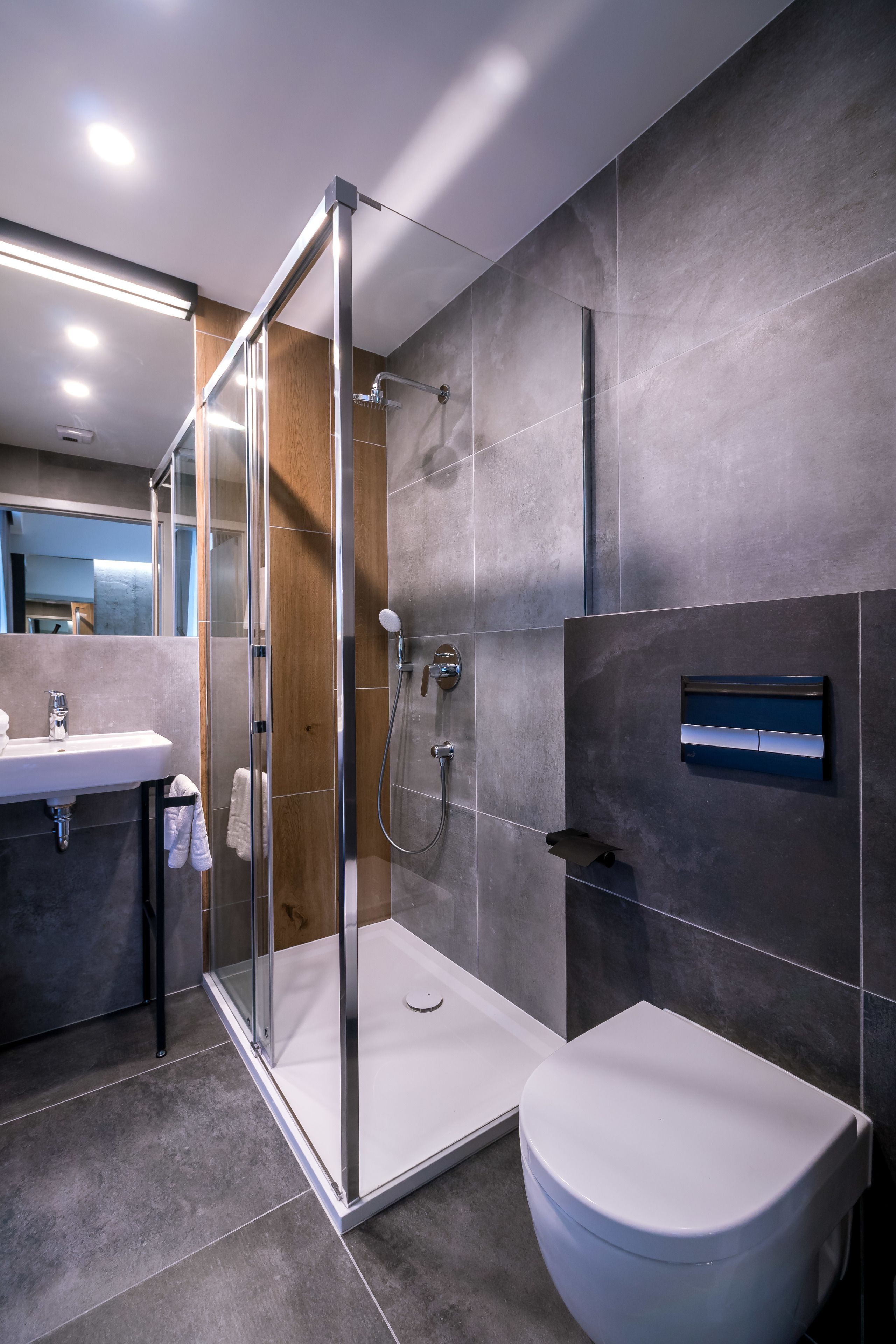 design twin room, 2 single beds, non smoking | bathroom | shower, rainfall showerhead, hair dryer, towels