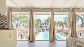 Phòng đôi hoặc 2 giường đơn dành cho gia đình, 2 giường cỡ queen, không hút thuốc | Phòng khách | TV 43-inch có truyền hình cáp, Netflix, dịch vụ stream