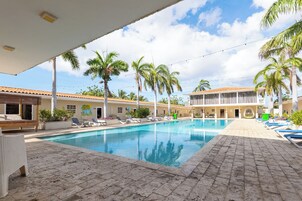 2 piscinas al aire libre, camas de piscina gratis, sombrillas