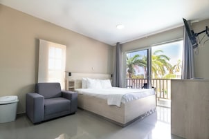 Quarto casal família, vista para a piscina | Comodidades do quarto