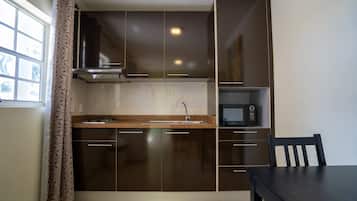 Refrigerador, microondas, placa de cocina, tetera/pava eléctrica