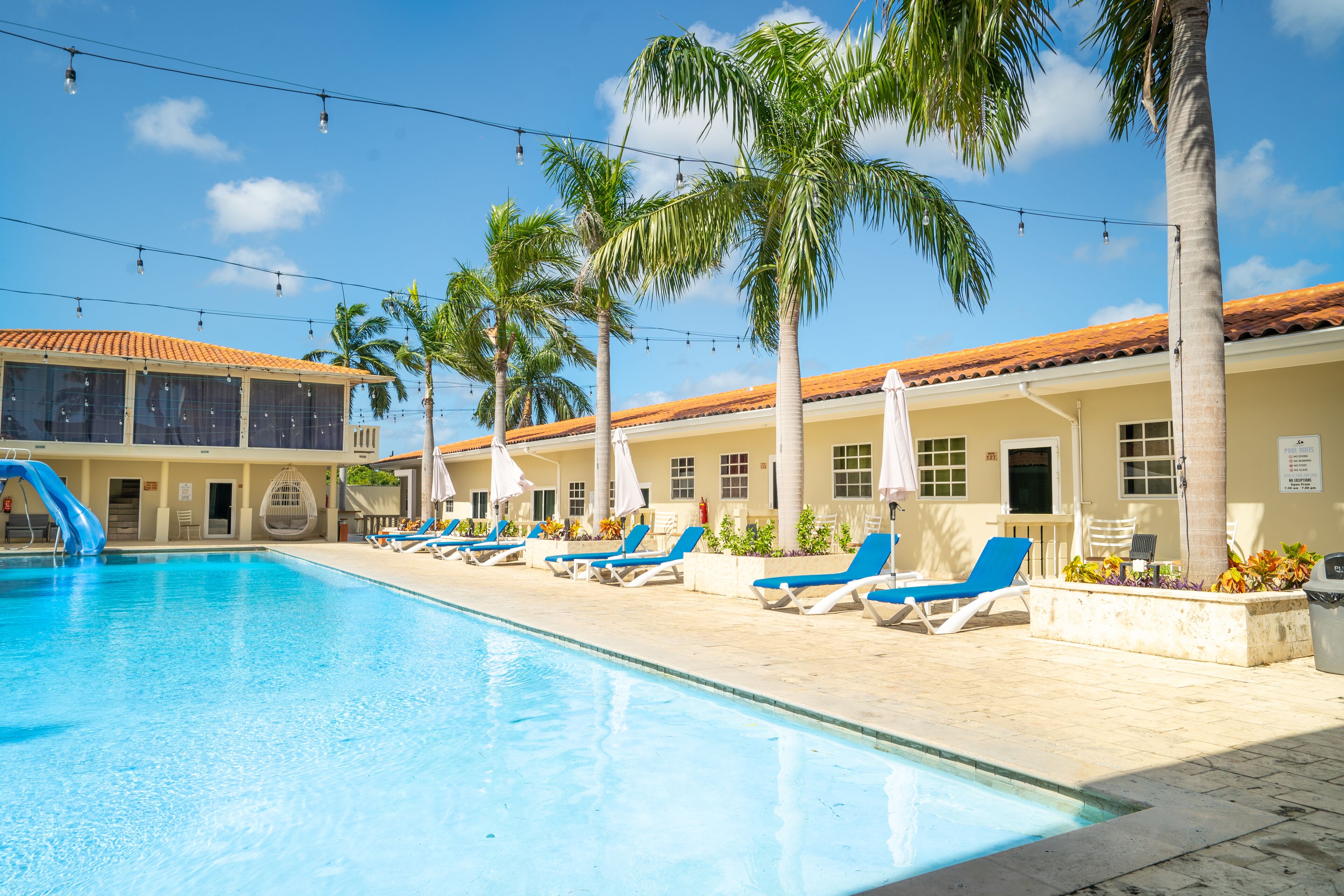 2 piscines extérieures, cabanons gratuits, parasols de plage