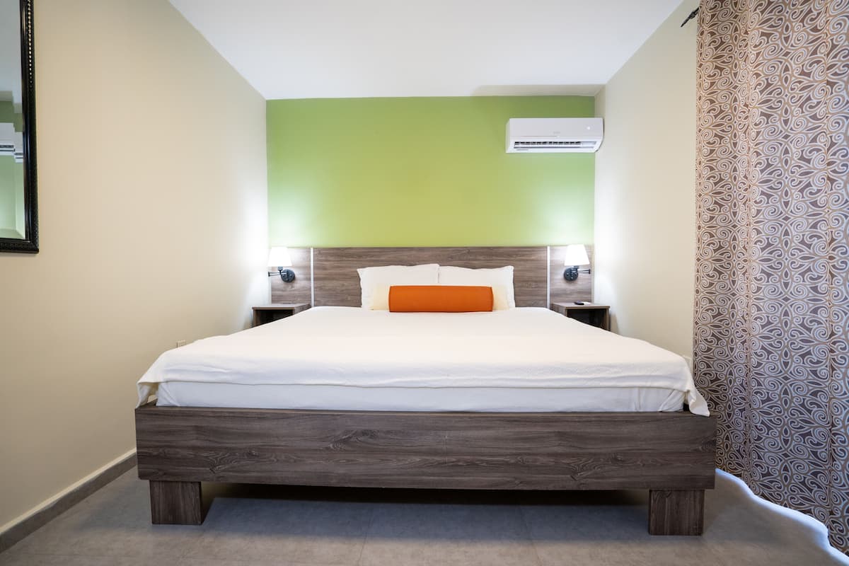Kamar Superior, 2 kamar tidur, Bebas Asap Rokok, pemandangan kolam renang | 1 kamar tidur, seprai premium, selimut bulu angsa, dan brankas