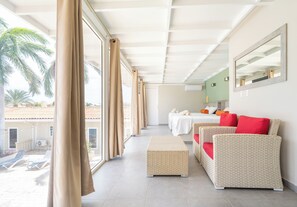 Family Double or Twin Room, 2 Queen Beds, Non Smoking | Premium bedding, down duvets, in-room safe, desk - Delynne Boutique Hotel (Willemstad)