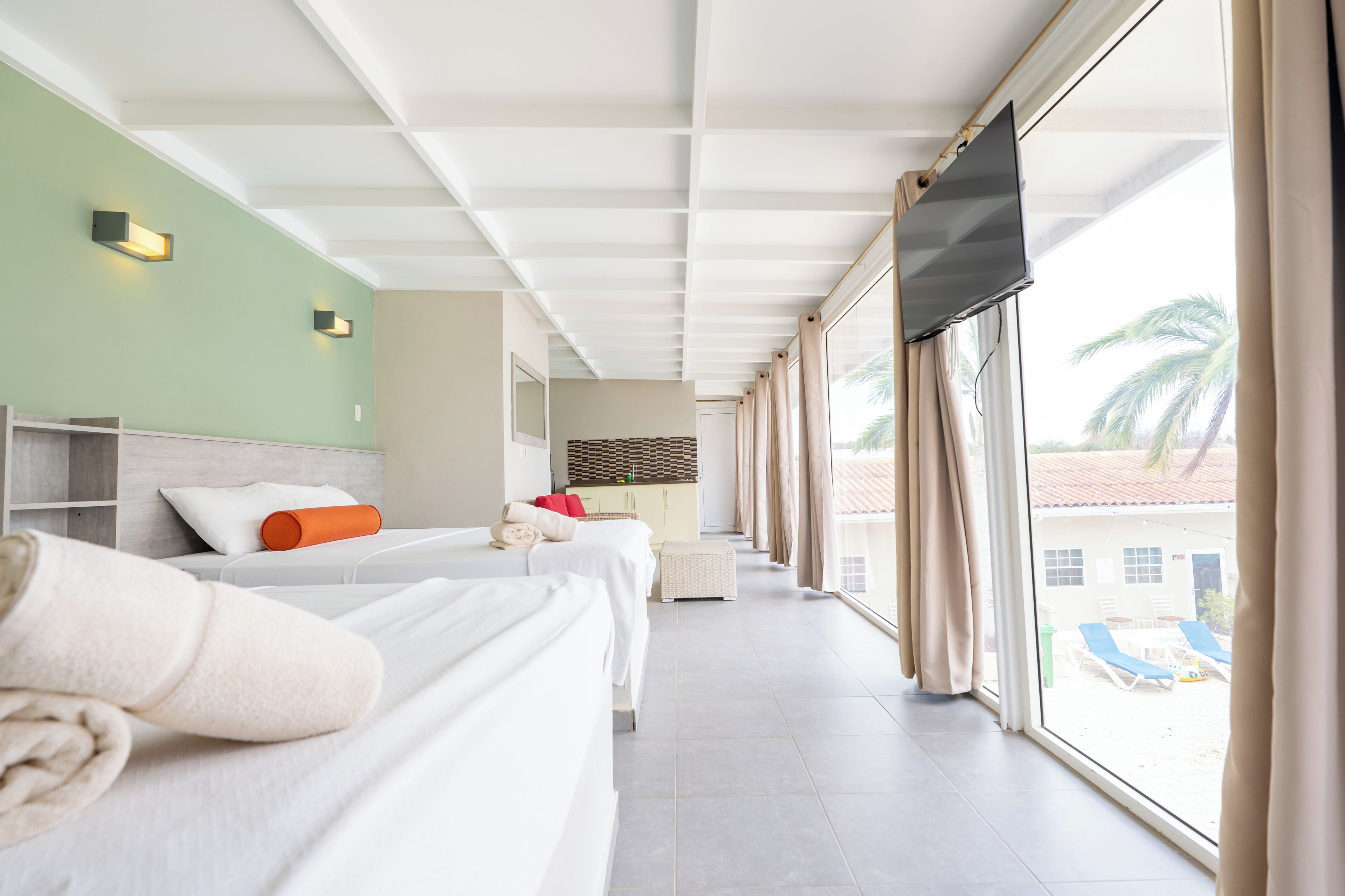 غرفة عائلية مزدوجة أو بسريرين منفصلين - سريران كبيران - لغير المدخنين | أغطية فراش متميزة وألحفة محشوة بالريش وخزنة داخل الغرفة ومكتب