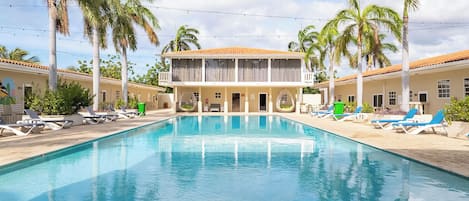 2 AuĂenpools, geöffnet von 07:00 Uhr bis 23:00 Uhr, Cabañas (kostenlos)