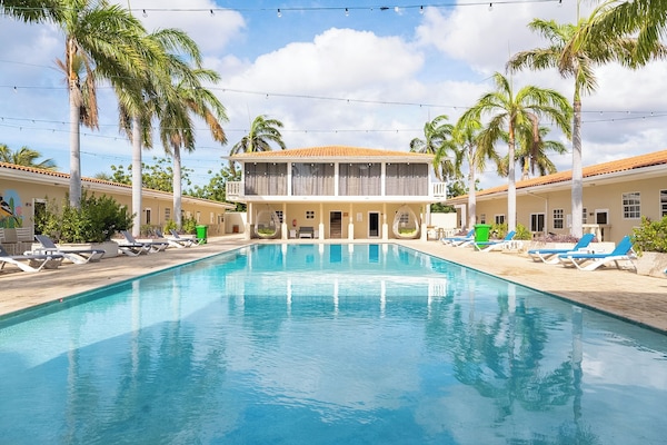 2 piscinas al aire libre, camas de piscina gratis, sombrillas