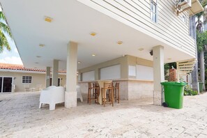 Bar en bord de piscine