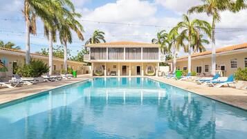 2 hồ bơi ngoài trời, mở cửa từ 7:00 đến 23:00, lều miễn phí