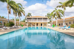 2 piscinas al aire libre, camas de piscina gratis, sombrillas