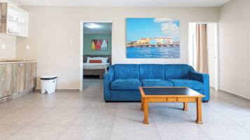 Phòng Superior, 2 phòng ngủ, không hút thuốc, quang cảnh resort | Khu phòng khách | TV 43-inch có truyền hình cáp, Netflix, dịch vụ stream