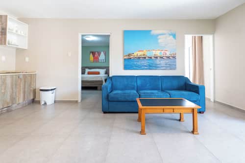 Habitación superior, 2 habitaciones, para no fumadores, vista al resort | Área de sala de estar | Televisión de 43 pulgadas con canales por cable y Netflix