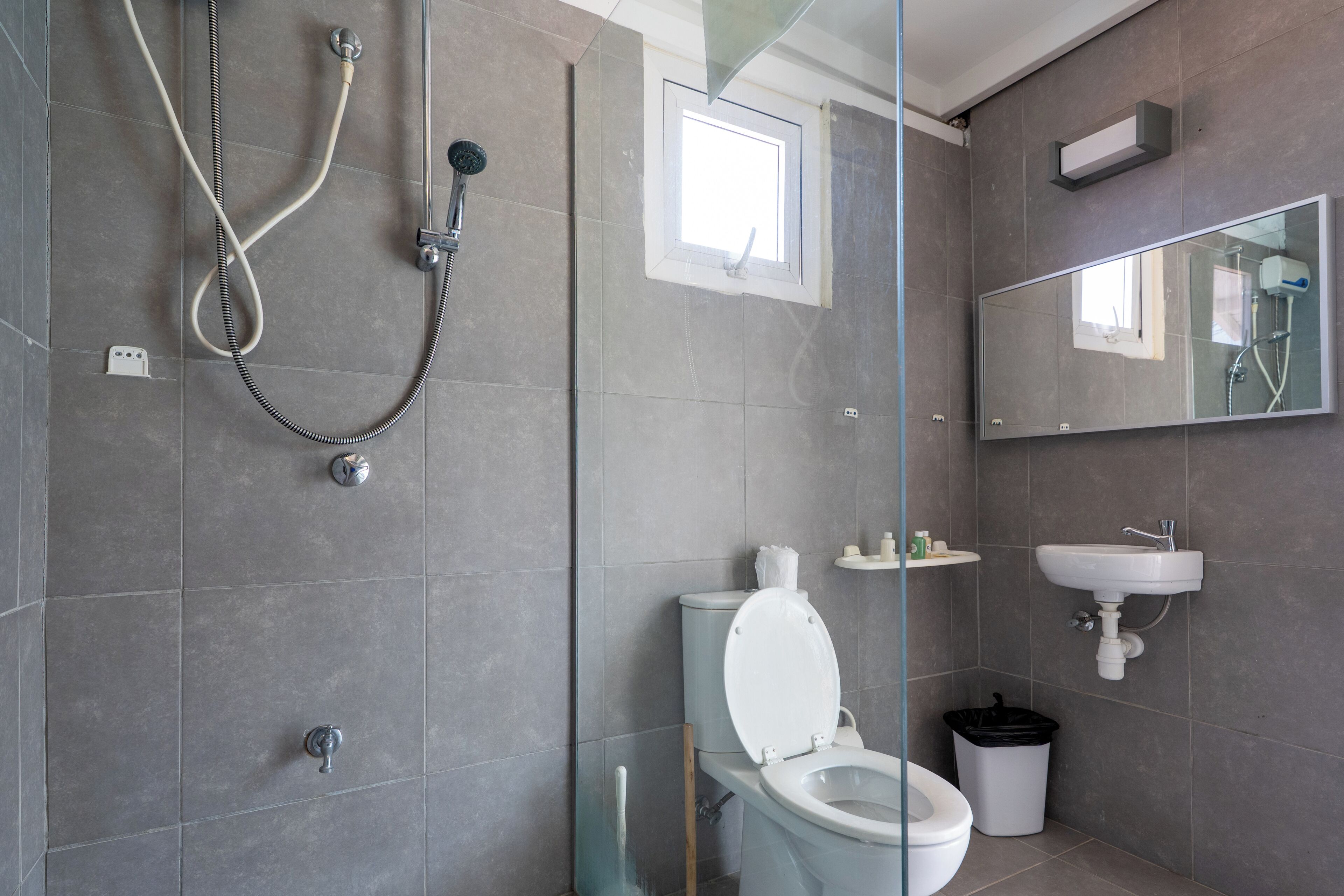 Familien-Doppel- oder -Zweibettzimmer, 2 Queen-Betten, Nichtraucher | Dusche im Bad