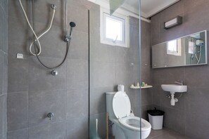 Family Double or Twin Room, 2 Queen Beds, Non Smoking | Bathroom shower - Delynne Boutique Hotel (Willemstad)