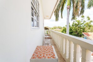 Quarto clássico, 1 quarto, para não fumantes, vista para o resort | Vista da sacada