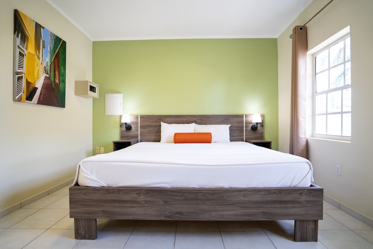 Suite Grand, 1 kamar tidur, Bebas Asap Rokok, pemandangan kolam renang | 1 kamar tidur, seprai premium, selimut bulu angsa, dan brankas