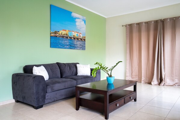 Suite Majestueuse, 1 chambre, non-fumeur, vue piscine | Salle de séjour